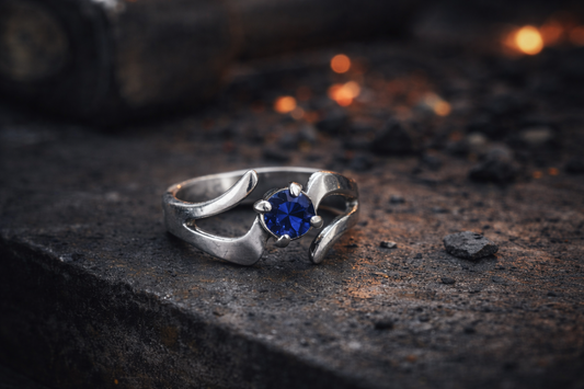 Valkyrie Ring “Eir” - Sterling Zilver met Ronde Saffier