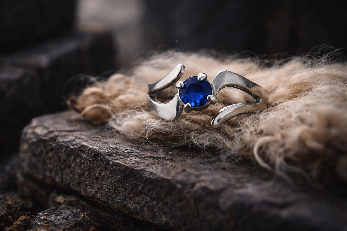 Valkyrie Ring “Eir” - Sterling Zilver met Ronde Saffier